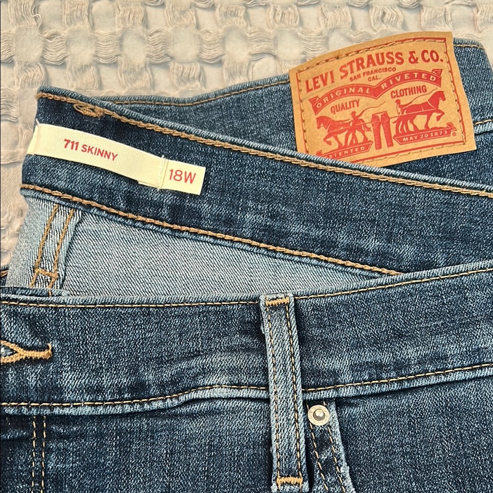 Levi's 711 Skinny Jeans in Deep Blue